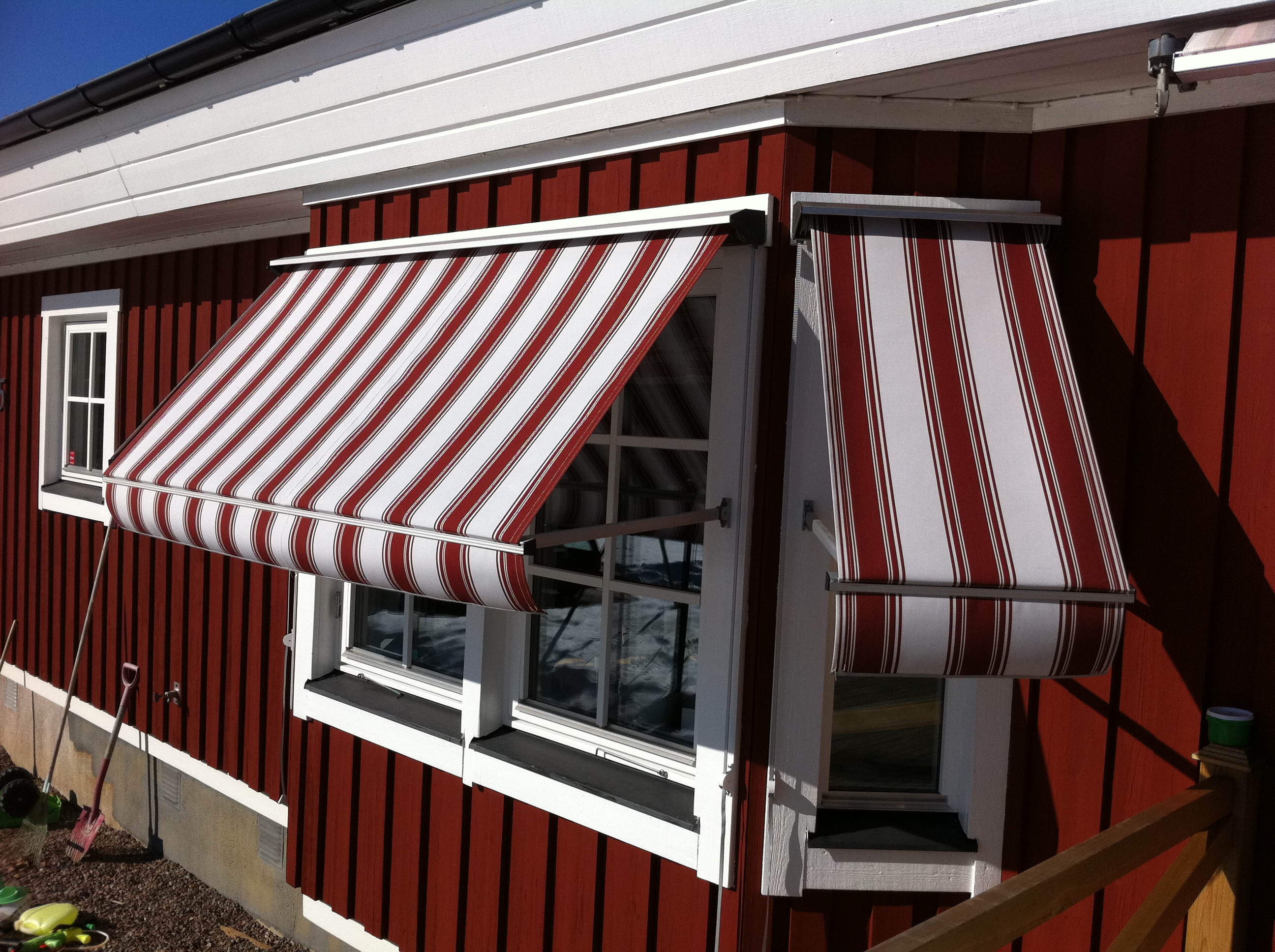 Lunex fönstermarkiser. Seriekopplade, hel front och kappa, manövreras med vev bild 2